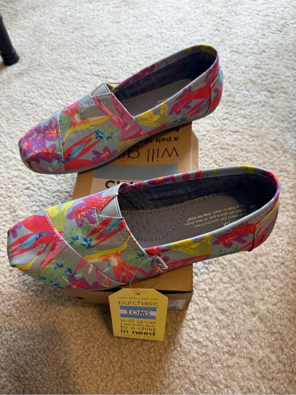 TOMS Women’s ‘Grey Birds of Paradise’ Canvas Slip-On - Picture 2 of 10